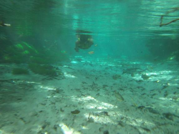 Fazendo flutuação nas águas transparentes do Rio Triste, em Bom Jardim, em Mato Grosso